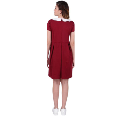 Burgundinpunainen mekko